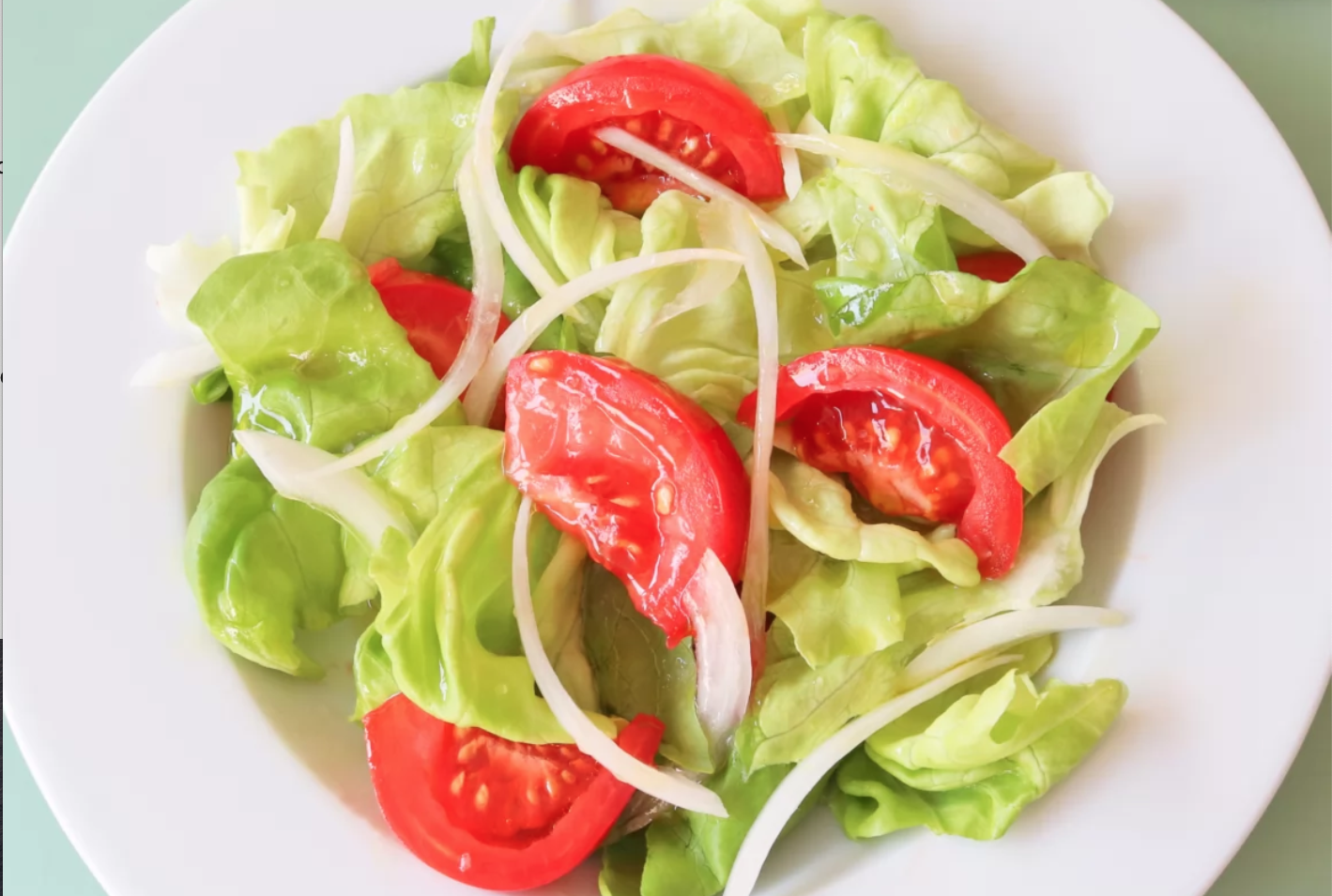 Ensalada de lechuga y tomate acompañada de pata de pulpo y Vichyssoise de puerro y patata.